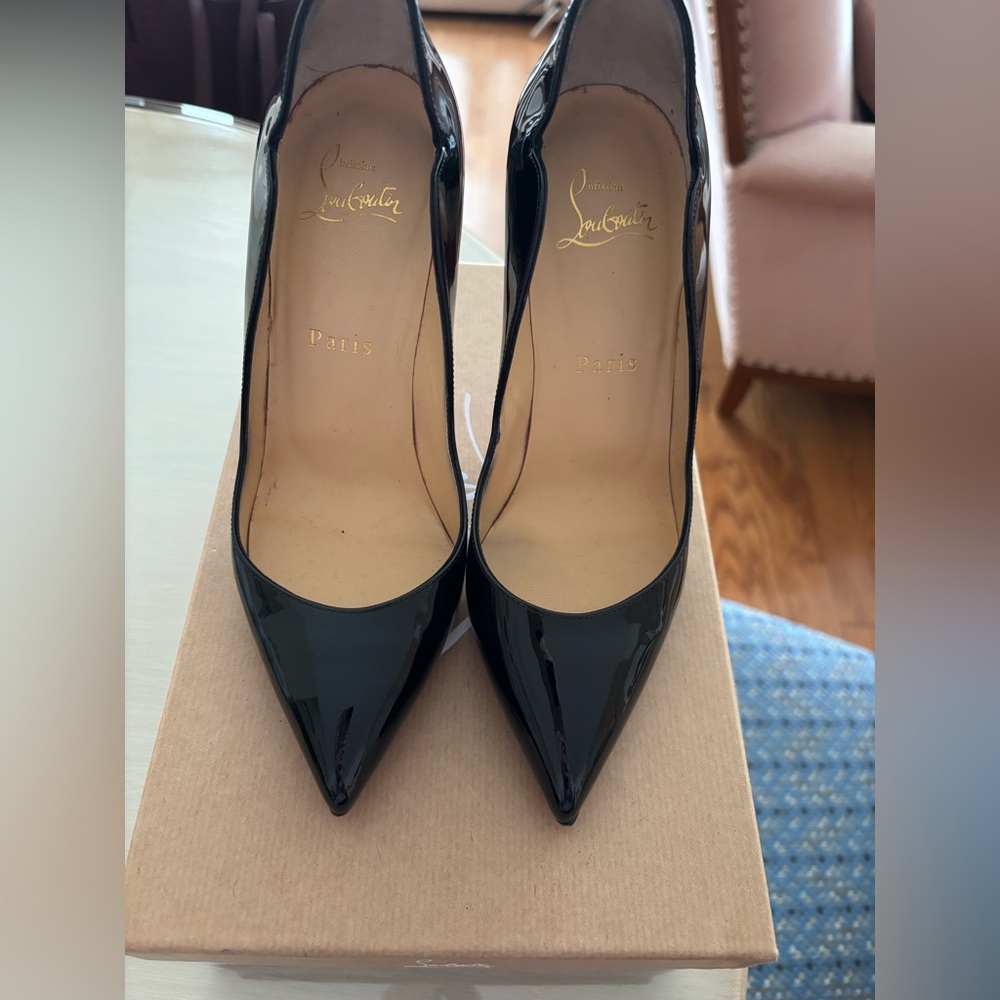 HOT CHICK Christian Louboutin in Black Patent